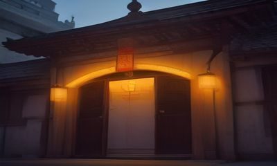 书桌上摆放笔记本电脑与咖啡杯，屏幕展示影视分类页面，安静的午后氛围